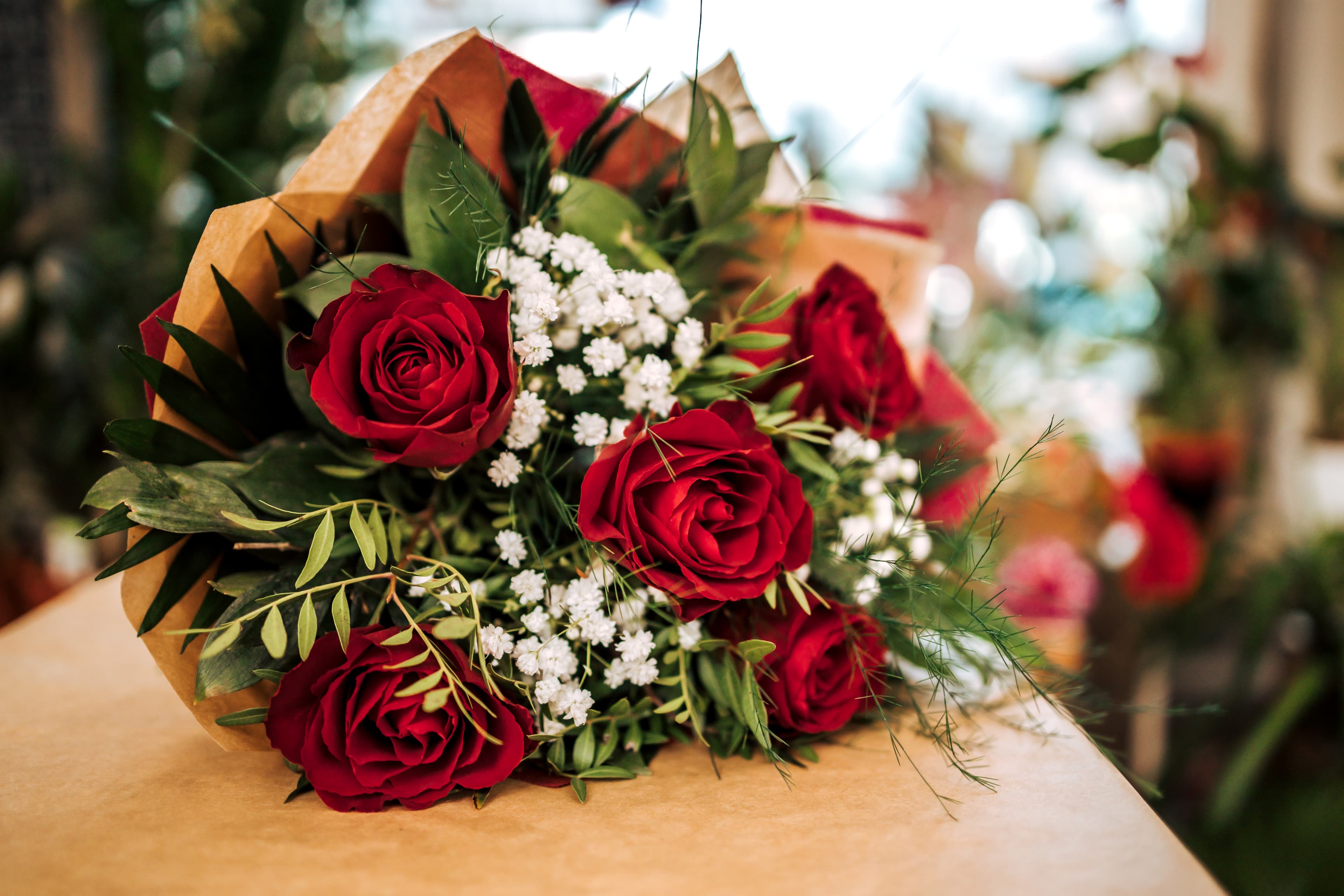 Bouquet de roses rouges et de gypsophile